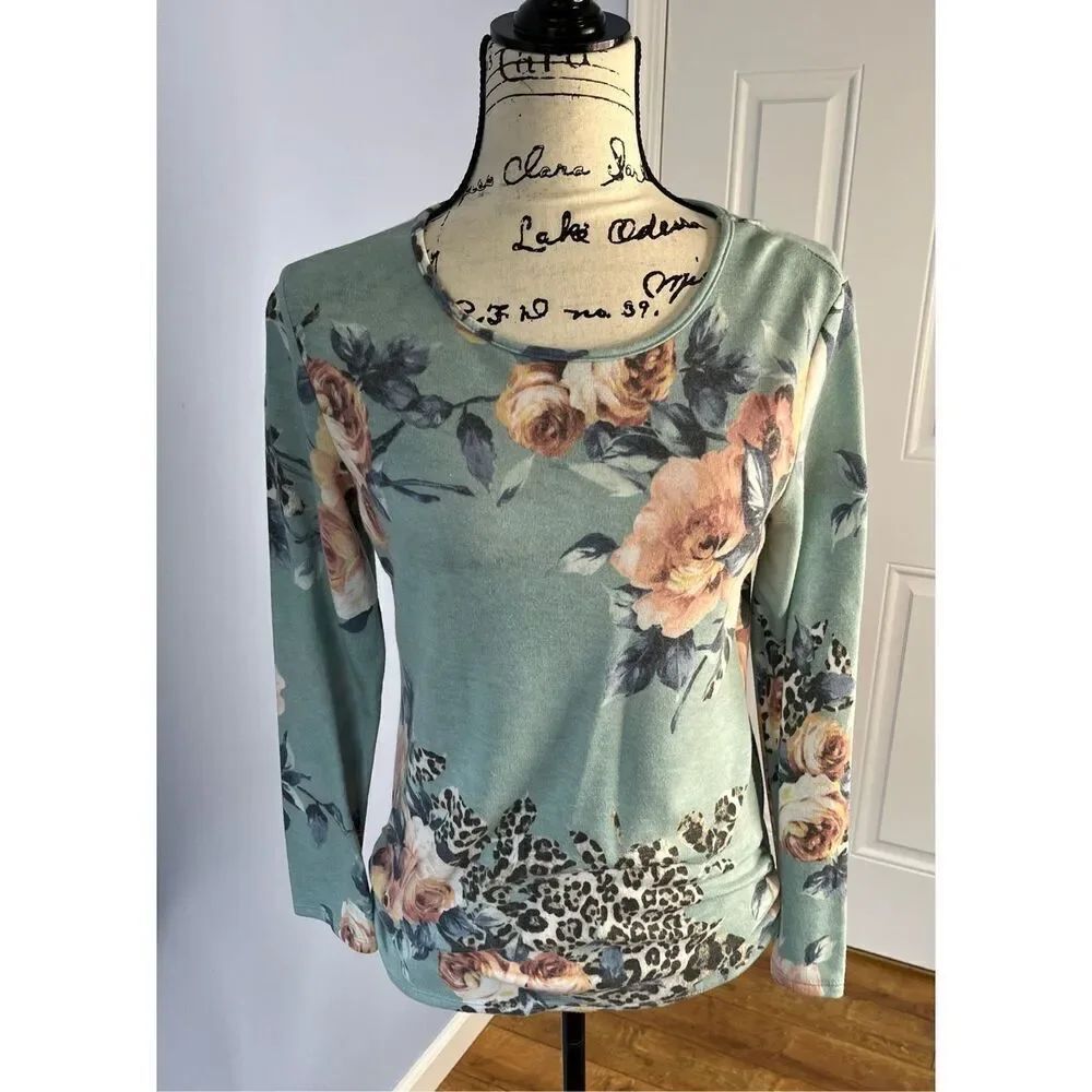 Lime & Chili Women’s M Long Sleeve Floral and Animal Print Sweater Light Blue wi